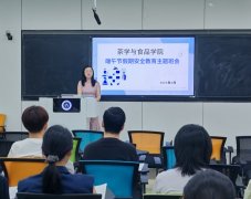 她以情景化案例分解为切入