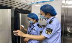 工做人员对储物间的货架和储物箱、就餐区等区